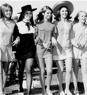 POÈTE  mirando atrás.