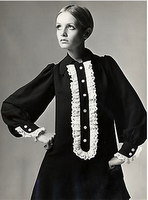 POÈTE  mirando atrás.