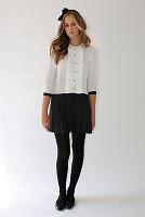 POÈTE  mirando atrás.