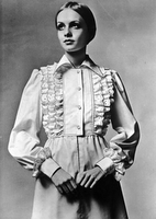 POÈTE  mirando atrás.