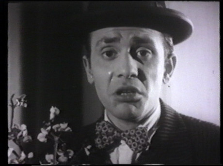 Producciones La Codorniz: Habitación para tres, humorismo español de vanguardia. Elogio a la vida excéntrica, el talento de Tono y los Celuloides rancios