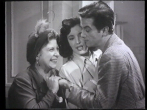 Producciones La Codorniz: Habitación para tres, humorismo español de vanguardia. Elogio a la vida excéntrica, el talento de Tono y los Celuloides rancios