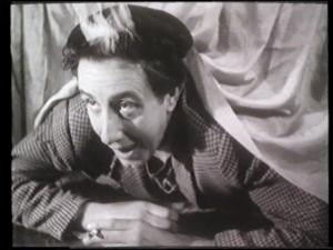 Producciones La Codorniz: Habitación para tres, humorismo español de vanguardia. Elogio a la vida excéntrica, el talento de Tono y los Celuloides rancios