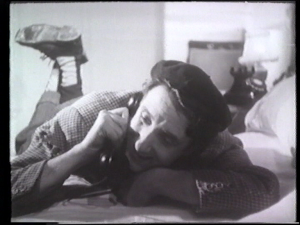 Producciones La Codorniz: Habitación para tres, humorismo español de vanguardia. Elogio a la vida excéntrica, el talento de Tono y los Celuloides rancios