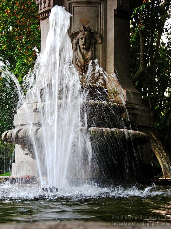 Detalle de la fuente de Apolo en el Paseo de Recoletos, Madrid, con una de las caras echando agua por la boca y un surtidor lanzandola hacia arriba
