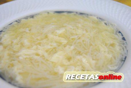 Sopa de fideos con huevo - Recetas de cocina RECETASonline