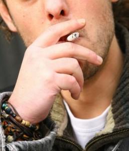 20110103144216 365xXx80 257x300 Ver fumar a otra persona incita a encender el cigarrillo