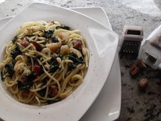 ESPAGUETTIS  CON GAMBAS, ESPINACAS Y JAMÓN