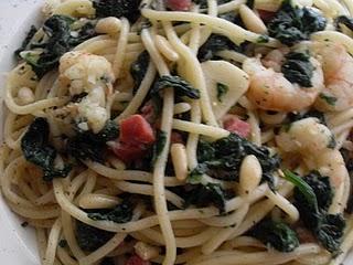 ESPAGUETTIS  CON GAMBAS, ESPINACAS Y JAMÓN