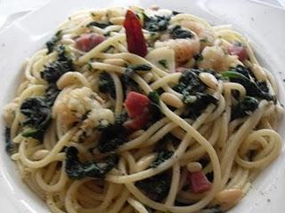 ESPAGUETTIS  CON GAMBAS, ESPINACAS Y JAMÓN