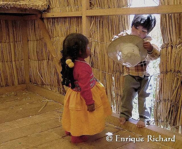 PORTFOLIO: Niños de la etnia Qas Qhut Suñi Uro, islas flotantes, Lago Titikaka, Perú
