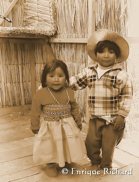 PORTFOLIO: Niños de la etnia Qas Qhut Suñi Uro, islas flotantes, Lago Titikaka, Perú
