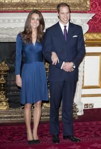 kate eligio un sencillo vestido azul a juego con el anillo 204x300 Kate Middleton, una princesa moderna