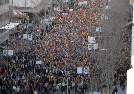 Contra ETA y en apoyo a las victimas del terrorismo miles de personas se manifiestan en Madrid.