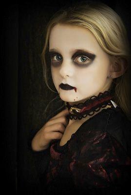 maquillaje-halloween-nino-vampiresa-gotica