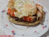 Tostas huevo gambas