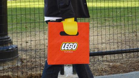 Esta bolsa transforma tu mano en la de un muñeco LEGO