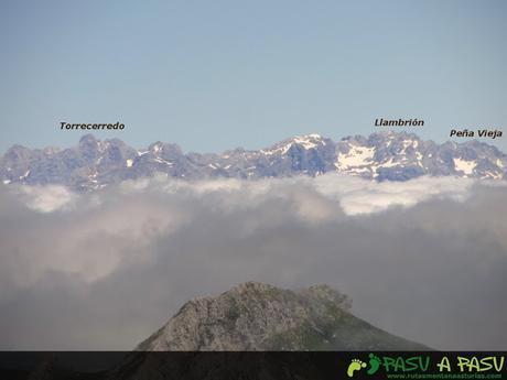 Vista de la Torrecerredo, Llambrión y Peña Vieja desde el Torres