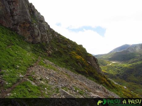 Sendero bajo el Valverde