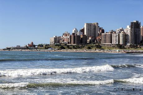 Olas de mar y la ciudad de Mar del Plata detrás.
