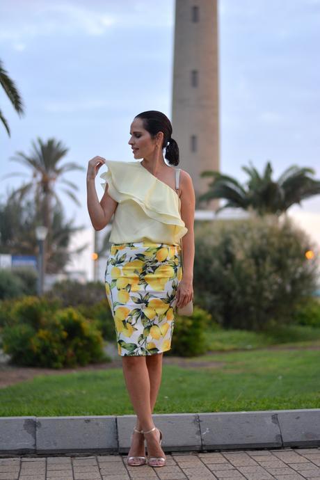 OUTFIT CON TENDENCIA ESTAMPADO DE LIMONES