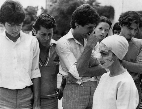 María Evelia Marmolejo, Anónimo I, 1981. Documentación de performance. Cuatro fotografías en blanco y negro (dos de 29.8 × 21 cm c/u; dos de 21 × 29.8 cm c/u). Cortesía de la artista © la artista