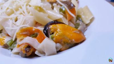Plumas con mejillones
