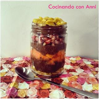 TRIFLE CON MOUSSE DE CHOCOLATE, CORNFLAKES, PAPAYA Y GRANADA