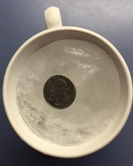 puso-una-moneda-en-una-taza-con-hielo-dentro-del-refrigerador-y-de-seguro-tu-haras-lo-mismo