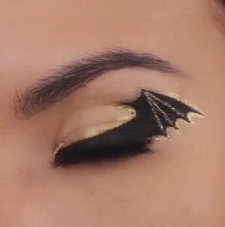 Me parecen muy original ponerte unas alitas de murciélago en tus párpados. ¡Keep Calm and Let`s Halloween!