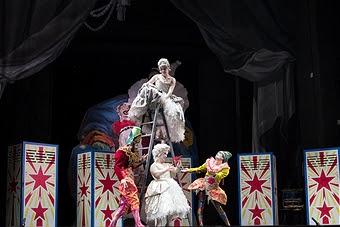 Las Golondrinas, La Amarga Risa Del Payaso Triste