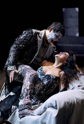 Las Golondrinas, La Amarga Risa Del Payaso Triste