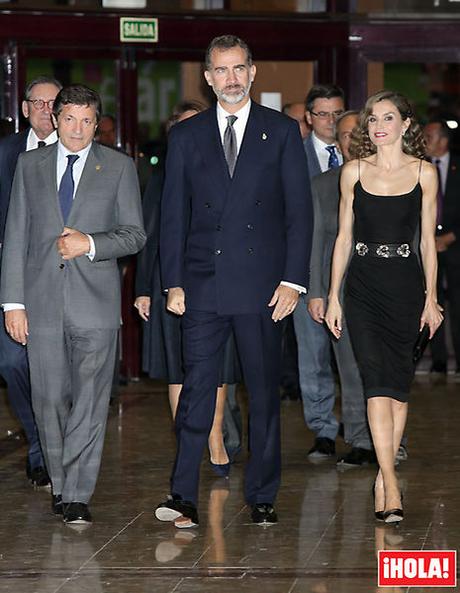 Dña. Letizia sorprende en Oviedo con vestido de tirantes y falda tubo