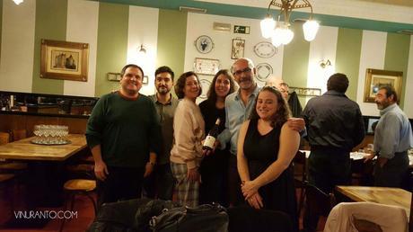 Izq a Dcha, Antonio (Vinuranto), Javier y Marta (asistentes a la cata), Nuria (Chica del Vino), Jose Ramón (Restaurante Manolo) y Virginia (Chica del Vino) anoche en la cata.