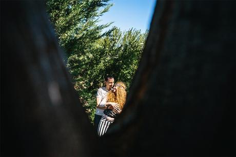 pareja-entre-arboles-fotografo-pareja-zaragoza