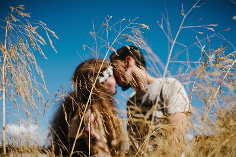 beso-entre-ramas-fotografo-pareja-zaragoza