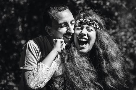 abrazo-sonrisa-novia-fotografo-pareja-zaragoza