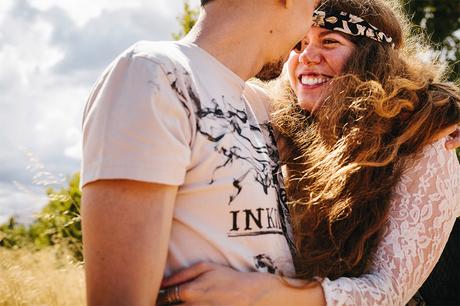 abrazo-miradas-fotografo-pareja-zaragoza