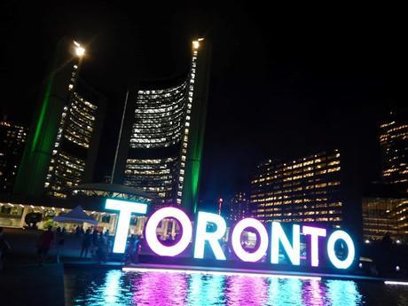 Cartel luminoso de Toronto en la Nathan Phillips Square