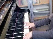 niño años toca piano igual Mozart