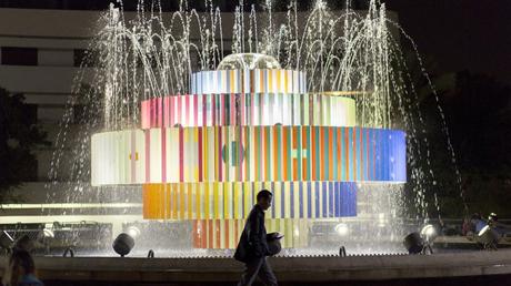 Obra del artista Yaacov Agam, está en la Plaza Dizengoff. Foto de Linneah Anders. 