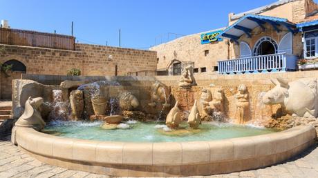 La fuente está situada donde una vez existió un legendario pozo de los deseos. Foto vía Shutterstock.com.