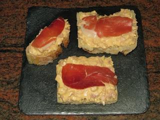 PINCHO DE LACÓN Y JAMÓN CON SALSA HOLANDESA