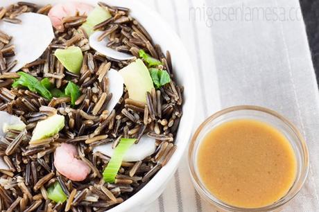 Ensalada de arroz salvaje con aderezo de miso