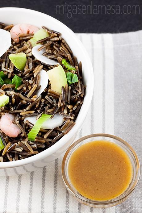 Ensalada de arroz salvaje con aderezo de miso