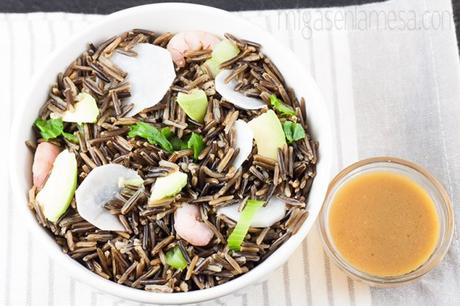 Ensalada de arroz salvaje con aderezo de miso