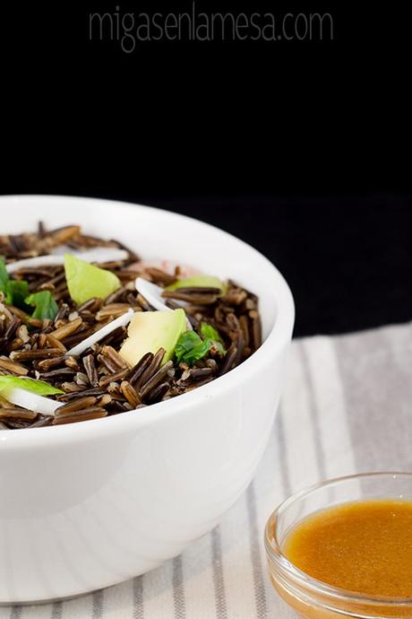 Ensalada de arroz salvaje con aderezo de miso