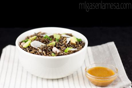 Ensalada de arroz salvaje con aderezo de miso