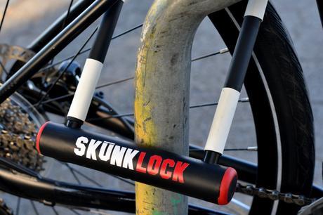 SkunkLock el candado para ciclismo con una sorpresa química
