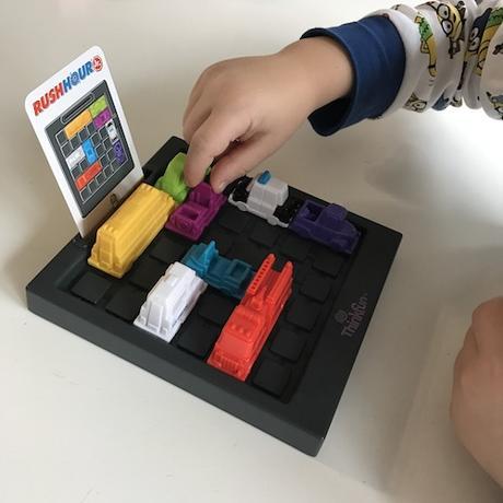 Rush Hour Jr: el juego de lógica para resolver un atasco de coches Rush Hour Jr - jugando niño 7 años